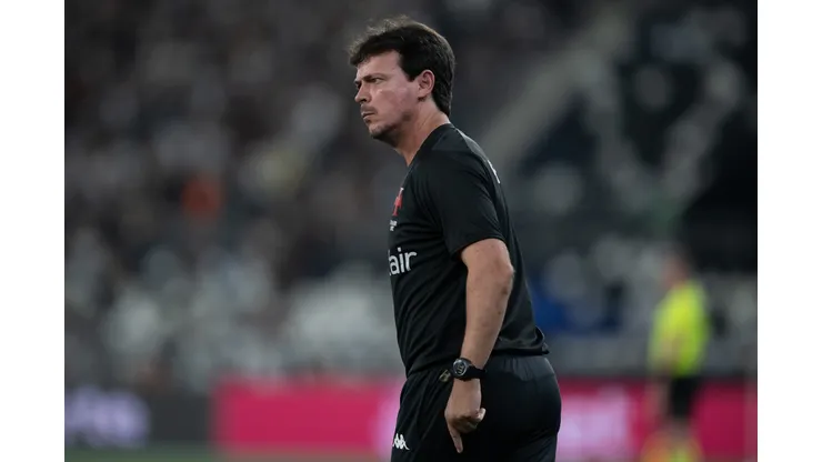 RJ - RIO DE JANEIRO - 05/11/2025 - BRASILEIRO A 2025, BOTAFOGO X VASCO - Fernando Diniz tecnico do Vasco durante partida contra o Botafogo no estadio Engenhao pelo campeonato Brasileiro A 2025. Foto: Jorge Rodrigues/AGIF