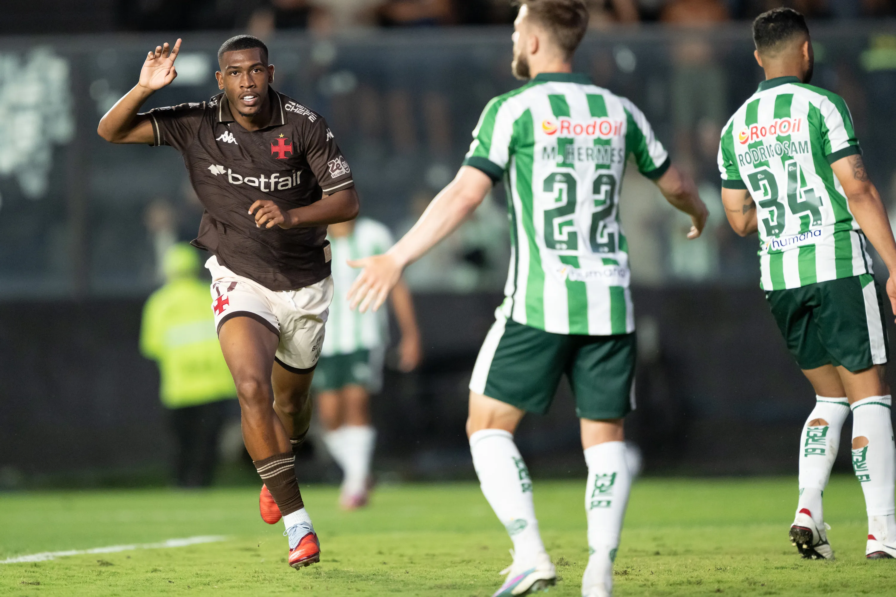 Rayan jogador do Vasco comemora seu gol durante partida contra o Juventude no estadio Sao Januario pelo campeonato Brasileiro A 2025. Foto: Jorge Rodrigues/AGIF
