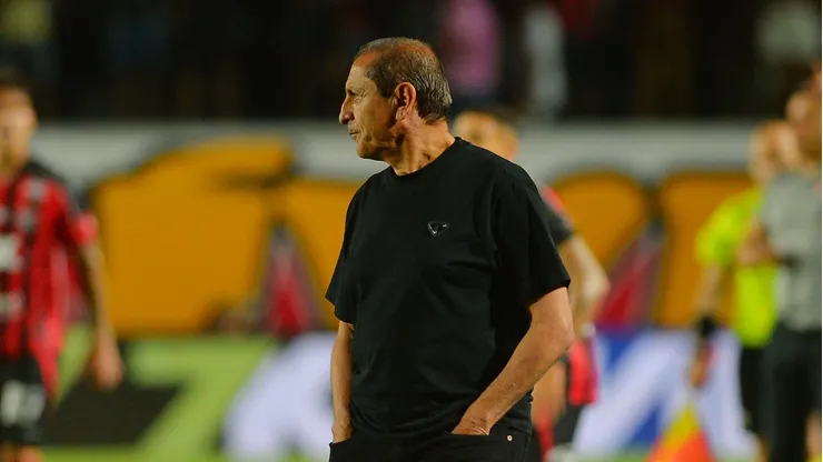 Ramon Diaz,tecnico do Internacional durante partida contra o Vitoria no estadio Barradao pelo campeonato Brasileiro A 2025. Foto: Walmir Cirne/AGIF