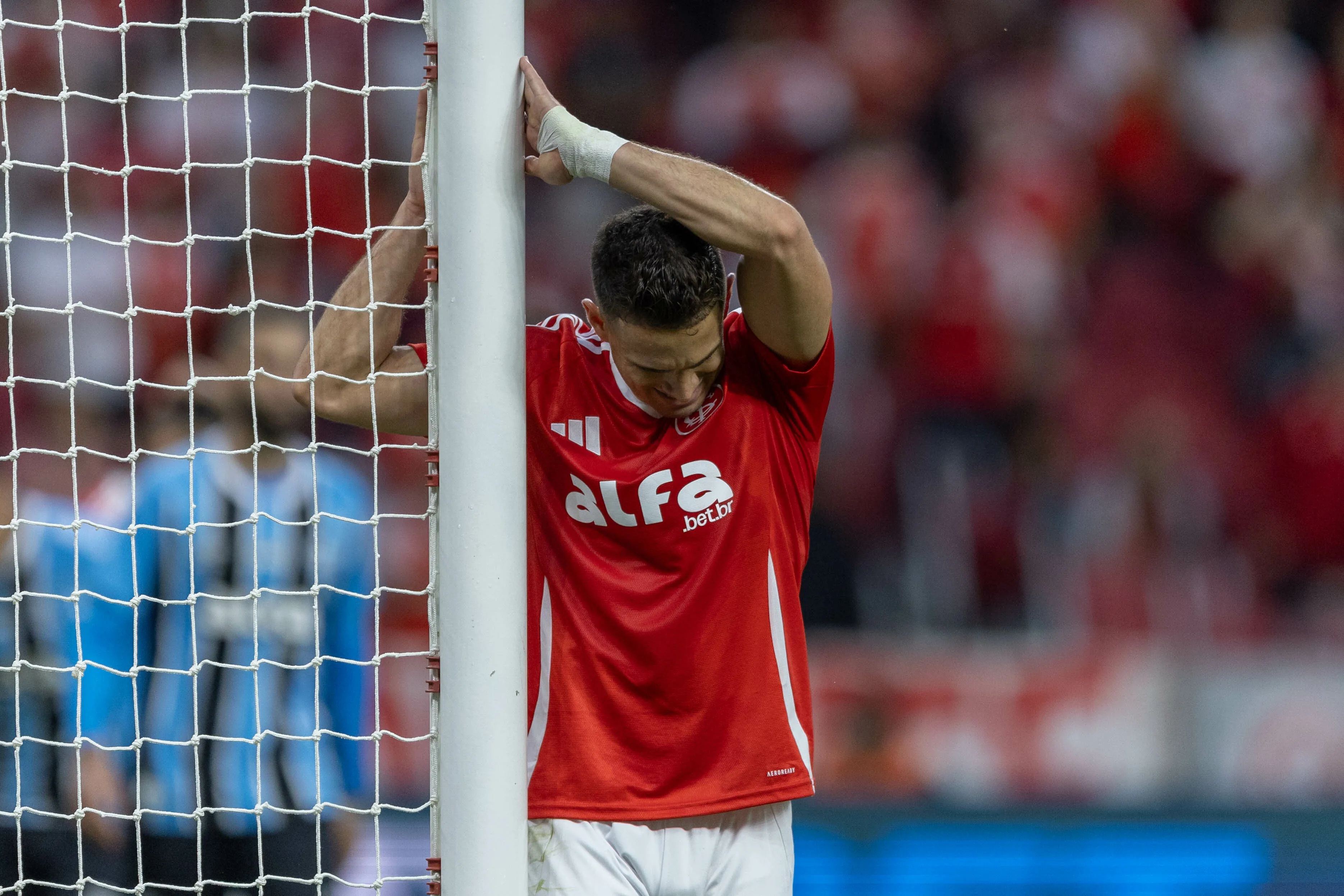 RS – PORTO ALEGRE – 21/09/2025 – BRASILEIRO A 2025, INTERNACIONAL X GREMIO – Rafael Borre jogador do Internacional lamenta durante partida contra o Gremio no estadio Beira-Rio pelo campeonato Brasileiro A 2025. Foto: Liamara Polli/AGIF