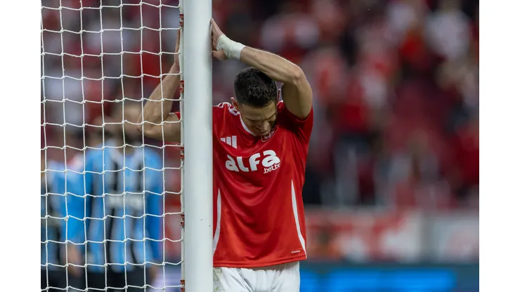 RS - PORTO ALEGRE - 21/09/2025 - BRASILEIRO A 2025, INTERNACIONAL X GREMIO - Rafael Borre jogador do Internacional lamenta durante partida contra o Gremio no estadio Beira-Rio pelo campeonato Brasileiro A 2025. Foto: Liamara Polli/AGIF