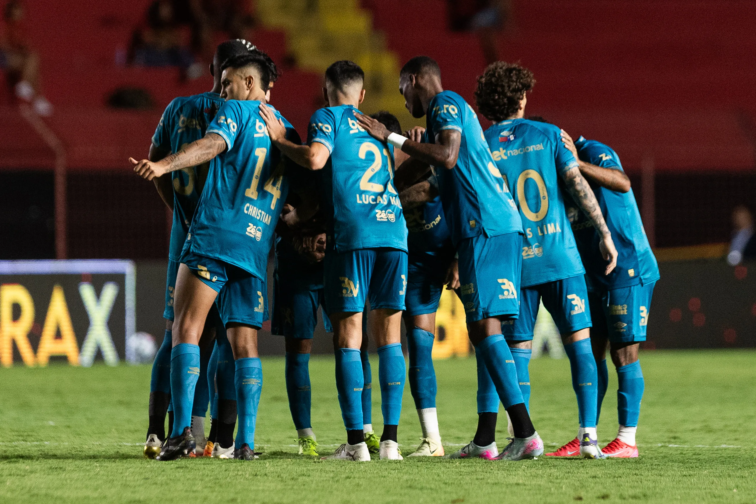 Jogadores do Sport durante entrada em campo para partida contra o Juventude no estadio Ilha do Retiro pelo campeonato Brasileiro A 2025. Foto: Rafael Vieira/AGIF