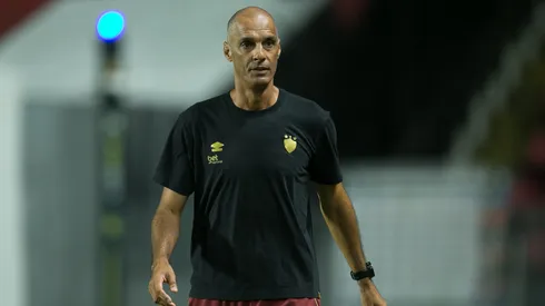 Cesar Lucena Tecnico do Sport durante a partida contra o Juventude na Ilha do Retiro em Recife (PE), pelo Campeonato Brasileiro A 2025. Foto: Marlon Costa/AGIF