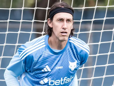 Cássio ajuda em treinamento de goleiros da base do Cruzeiro