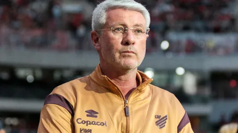 Odair Hellmann durante confronto contra o Volta Redonda na Série B de 2025. Foto: Robson Mafra/AGIF