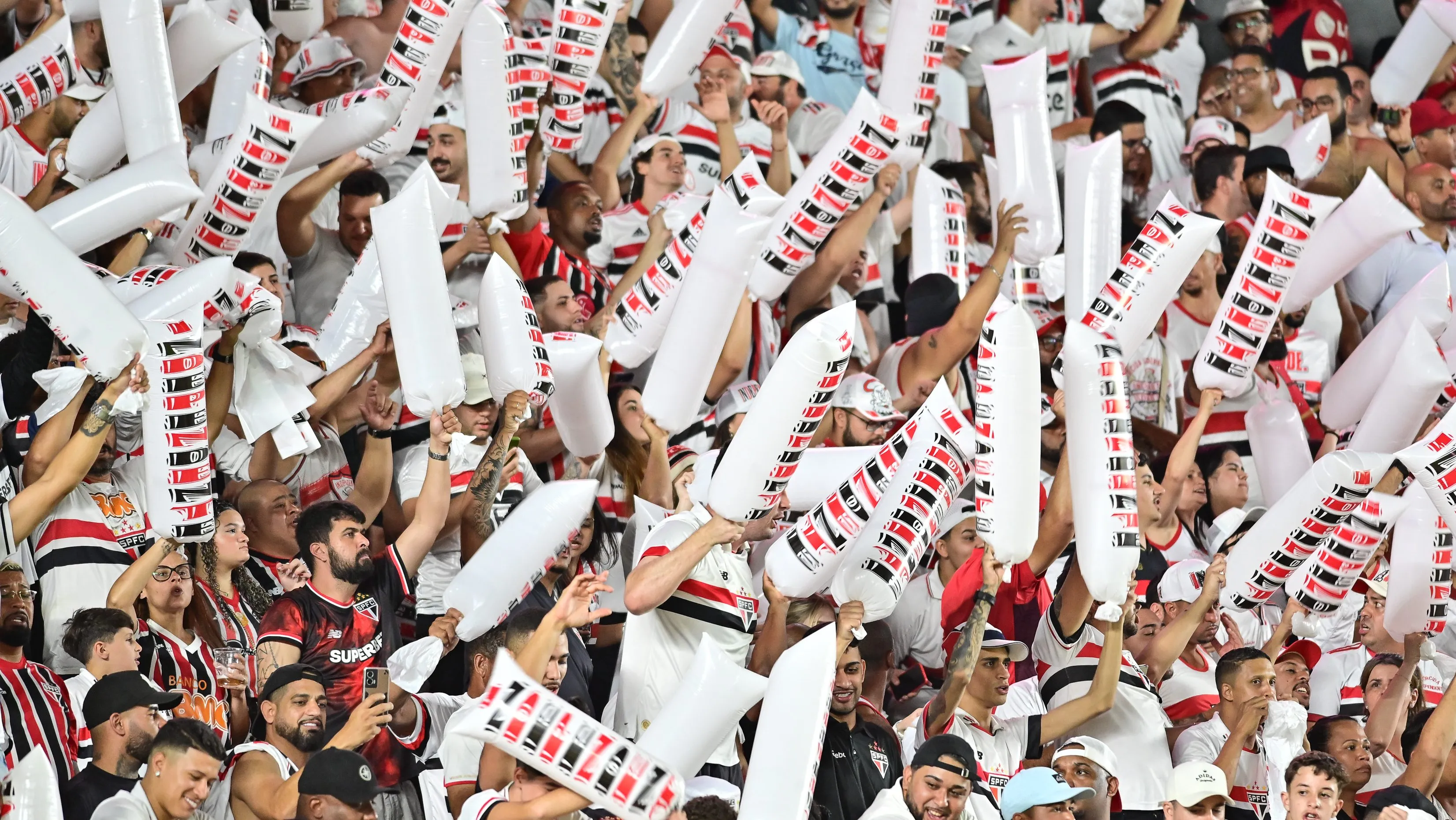 Torcida do São Paulo na Vila Belmiro. Foto: Jota Erre/AGIF
