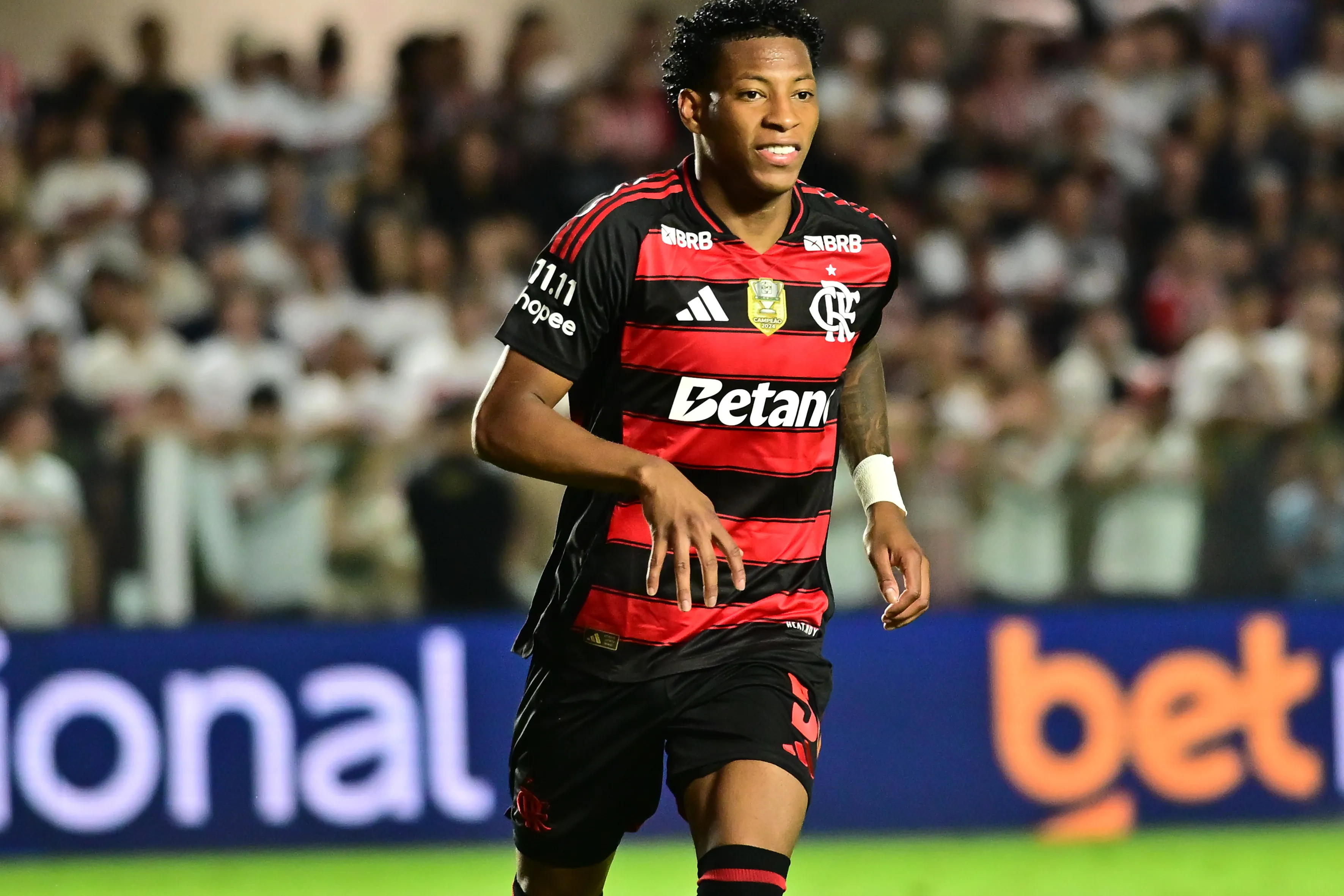 Plata jogador do Flamengo durante partida contra o Sao Paulo no estadio Vila Belmiro pelo campeonato Brasileiro A 2025. Foto: Jota Erre/AGIF