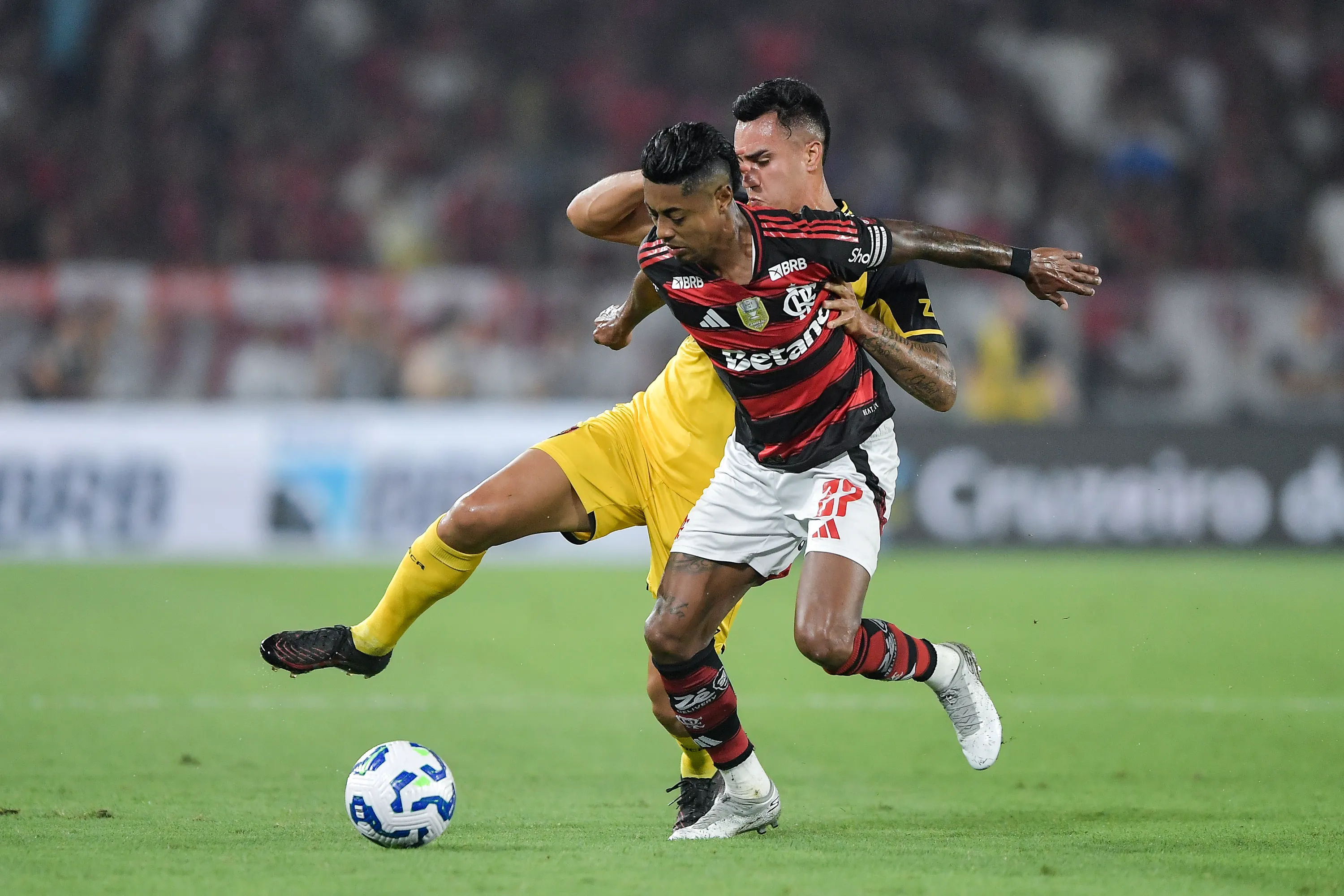 Bruno Henrique disputa lance com Rivera, durante confronto Flamengo x Sport, no Maracanâ, pelo Campeonato Brasileiro 2025. Foto: Thiago Ribeiro/AGIF