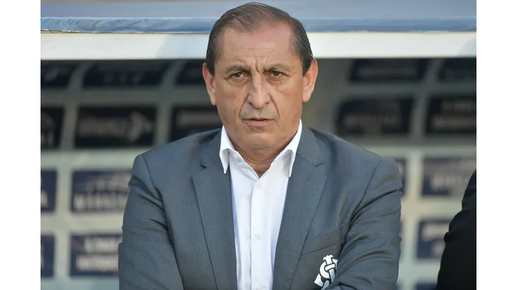 Ramón Díaz durante confronto contra o Fluminense no Campeonato Brasileiro de 2025.