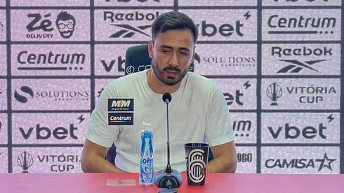 Davide Ancelotti tecnico do Botafogo durante partida contra o Vitoria no estadio Barradao pelo campeonato Brasileiro A 2025. Foto: Marcio Jose/AGIF