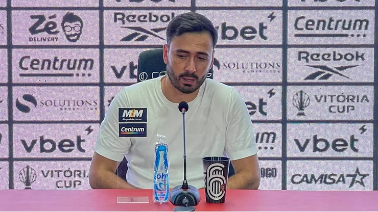 Davide Ancelotti tecnico do Botafogo durante partida contra o Vitoria no estadio Barradao pelo campeonato Brasileiro A 2025. Foto: Marcio Jose/AGIF
