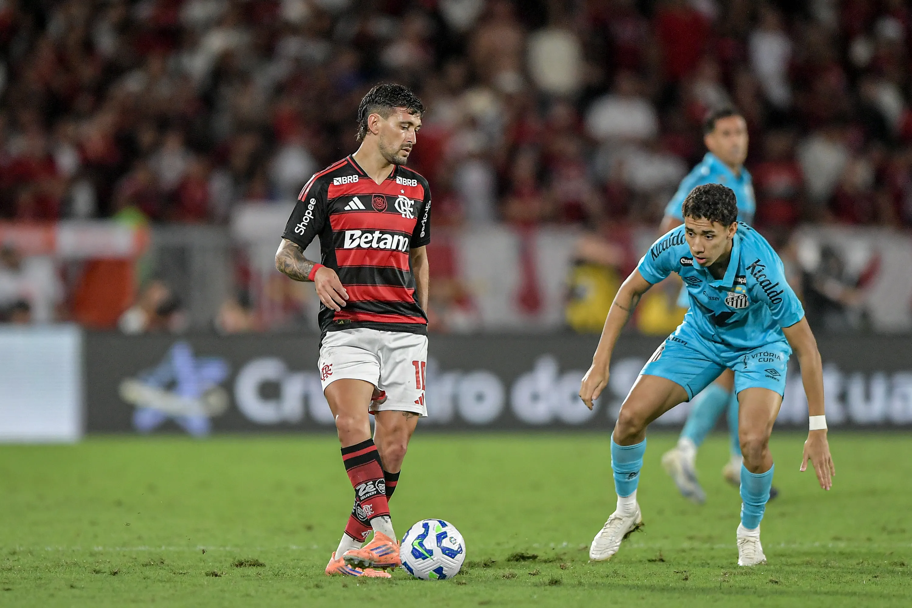 Arrascaeta jogador do Flamengo durante partida contra o Santos no estadio Maracana pelo campeonato Brasileiro A 2025. Foto: Thiago Ribeiro/AGIF