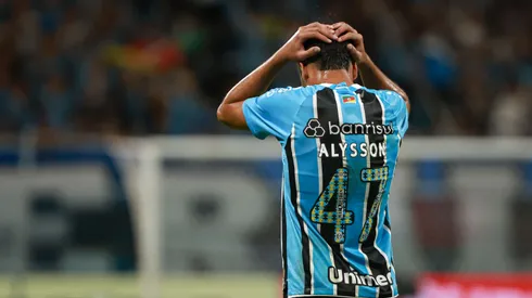 RS – PORTO ALEGRE – 13/04/2025 – BRASILEIRO A 2025, GREMIO X FLAMENGO – Alysson Edward jogador do Gremio lamenta durante partida contra o Flamengo no estadio Arena do Gremio pelo campeonato Brasileiro A 2025. Foto: Maxi Franzoi/AGIF