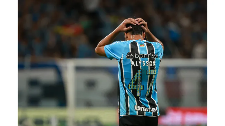 RS - PORTO ALEGRE - 13/04/2025 - BRASILEIRO A 2025, GREMIO X FLAMENGO - Alysson Edward jogador do Gremio lamenta durante partida contra o Flamengo no estadio Arena do Gremio pelo campeonato Brasileiro A 2025. Foto: Maxi Franzoi/AGIF