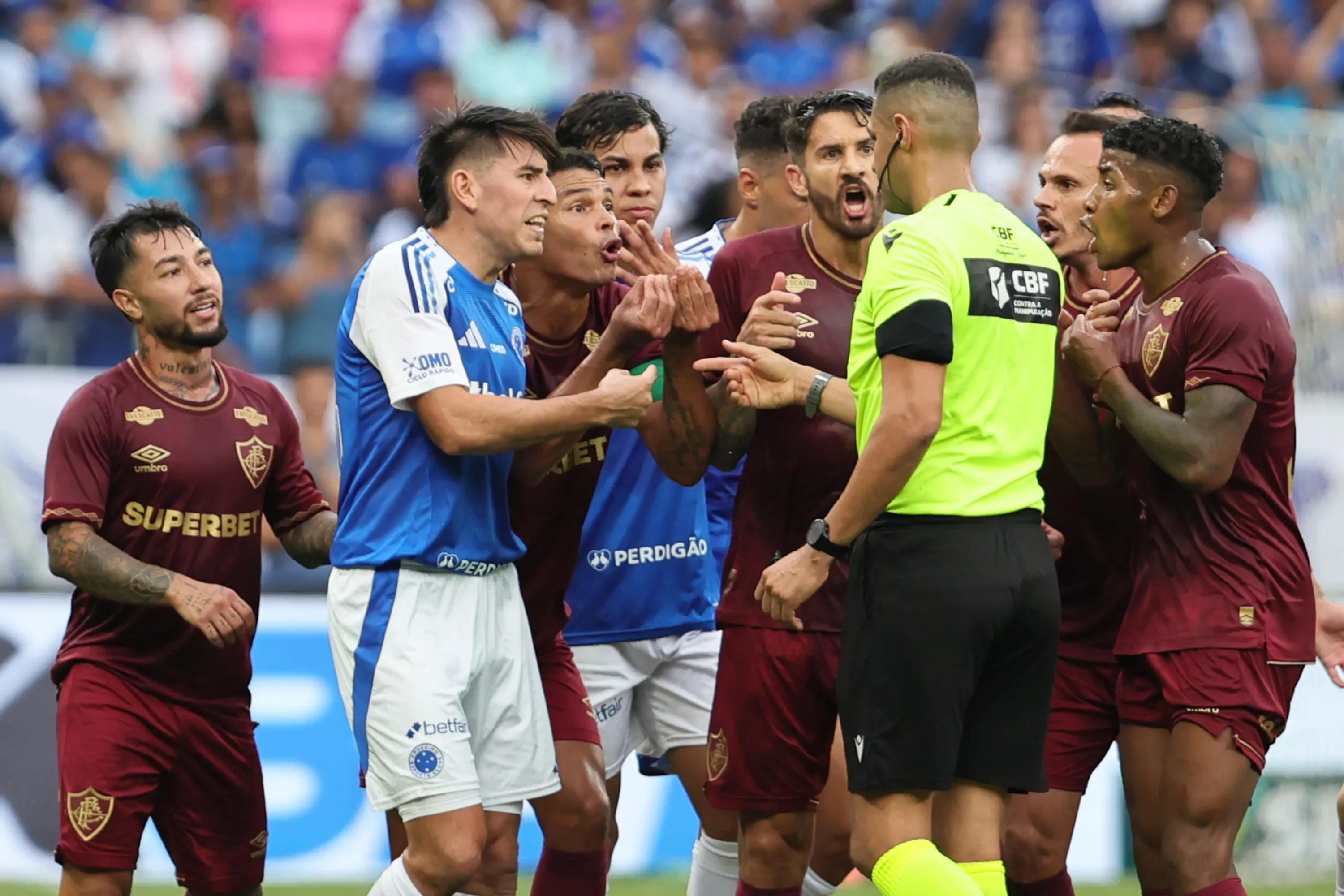 MG – BELO HORIZONTE – 09/11/2025 – BRASILEIRO A 2025, CRUZEIRO X FLUMINENSE – O arbitro Rodrigo Jose Pereira de Lima
 durante partida entre Cruzeiro e Fluminense no estadio Mineirao pelo campeonato Brasileiro A 2025. Foto: Gilson Lobo/AGIF