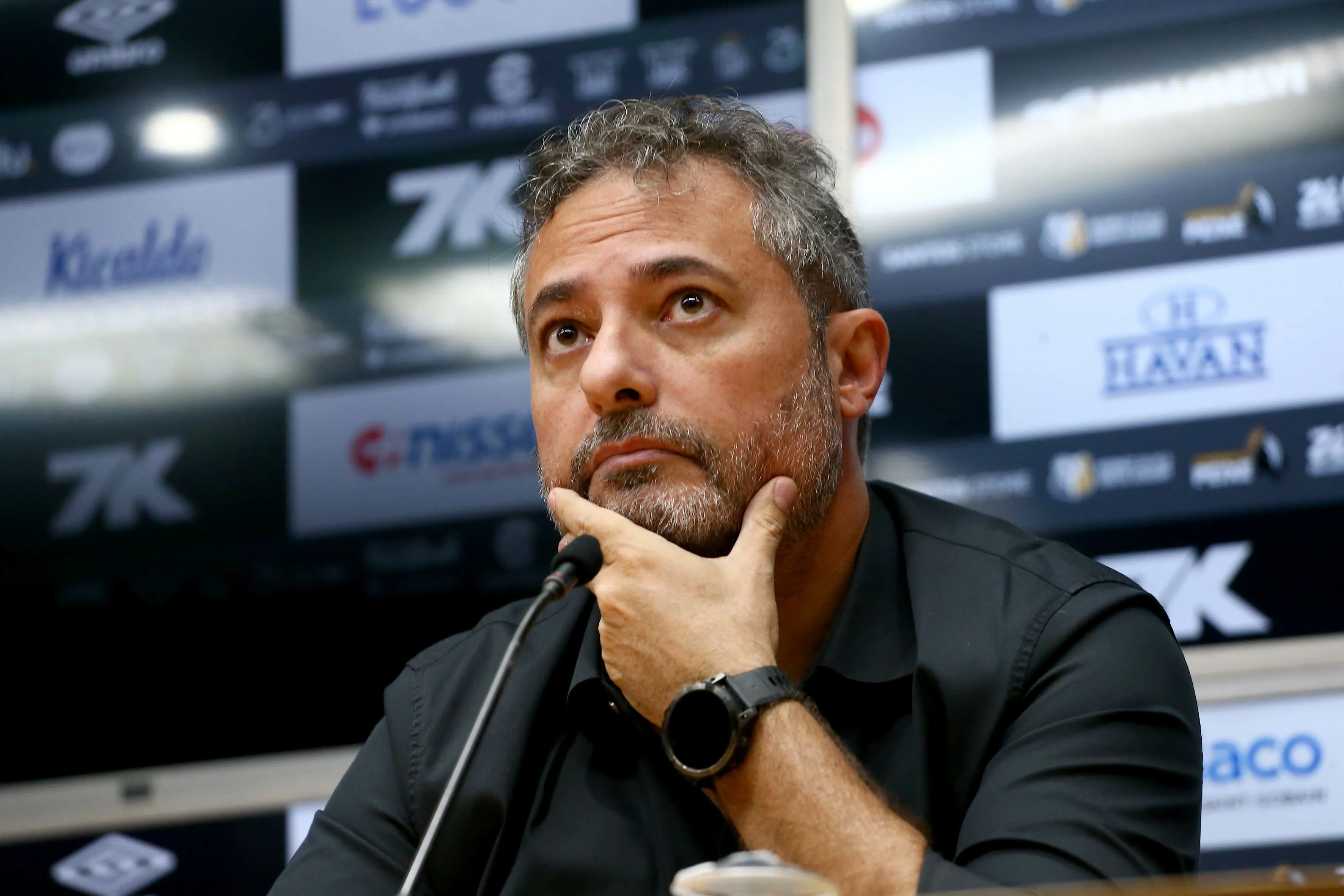 SP – SANTOS – 25/06/2025 – SANTOS, APRESENTACAO – O dirigente Alexandre Mattos fala aos jornalistas durante apresentacao oficial  em coletiva de imprensa realizada no Vila Belmiro. Foto: Mauricio De Souza/AGIF