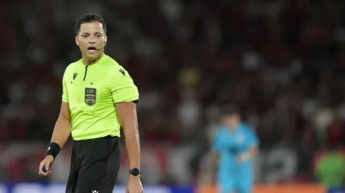O árbitro Savio Pereira Sampaio durante partida entre Flamengo e Santos no estádio Maracanã pelo campeonato Brasileiro A 2025. Foto: Thiago Ribeiro/AGIF