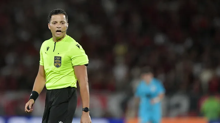 O árbitro Savio Pereira Sampaio durante partida entre Flamengo e Santos no estádio Maracanã pelo campeonato Brasileiro A 2025. Foto: Thiago Ribeiro/AGIF
