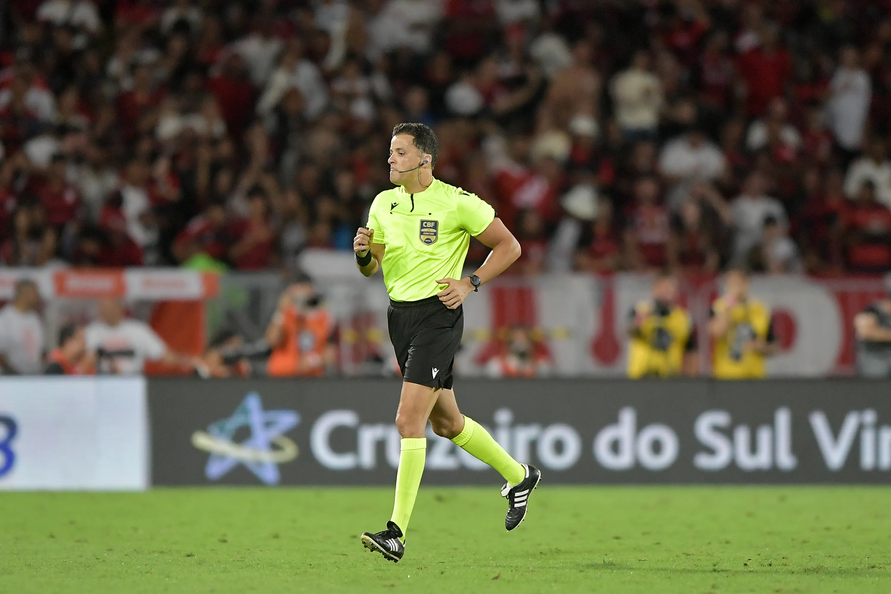 RJ – RIO DE JANEIRO – 09/11/2025 – BRASILEIRO A 2025, FLAMENGO X SANTOS – O arbitro Savio Pereira Sampaio durante partida entre Flamengo e Santos no estadio Maracana pelo campeonato Brasileiro A 2025. Foto: Thiago Ribeiro/AGIF