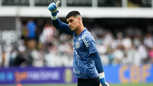 Gabriel Brazao jogador do Santos durante aquecimento antes da partida contra o Vila Nova-GO no estadio Vila Belmiro pelo campeonato Brasileiro B 2024.