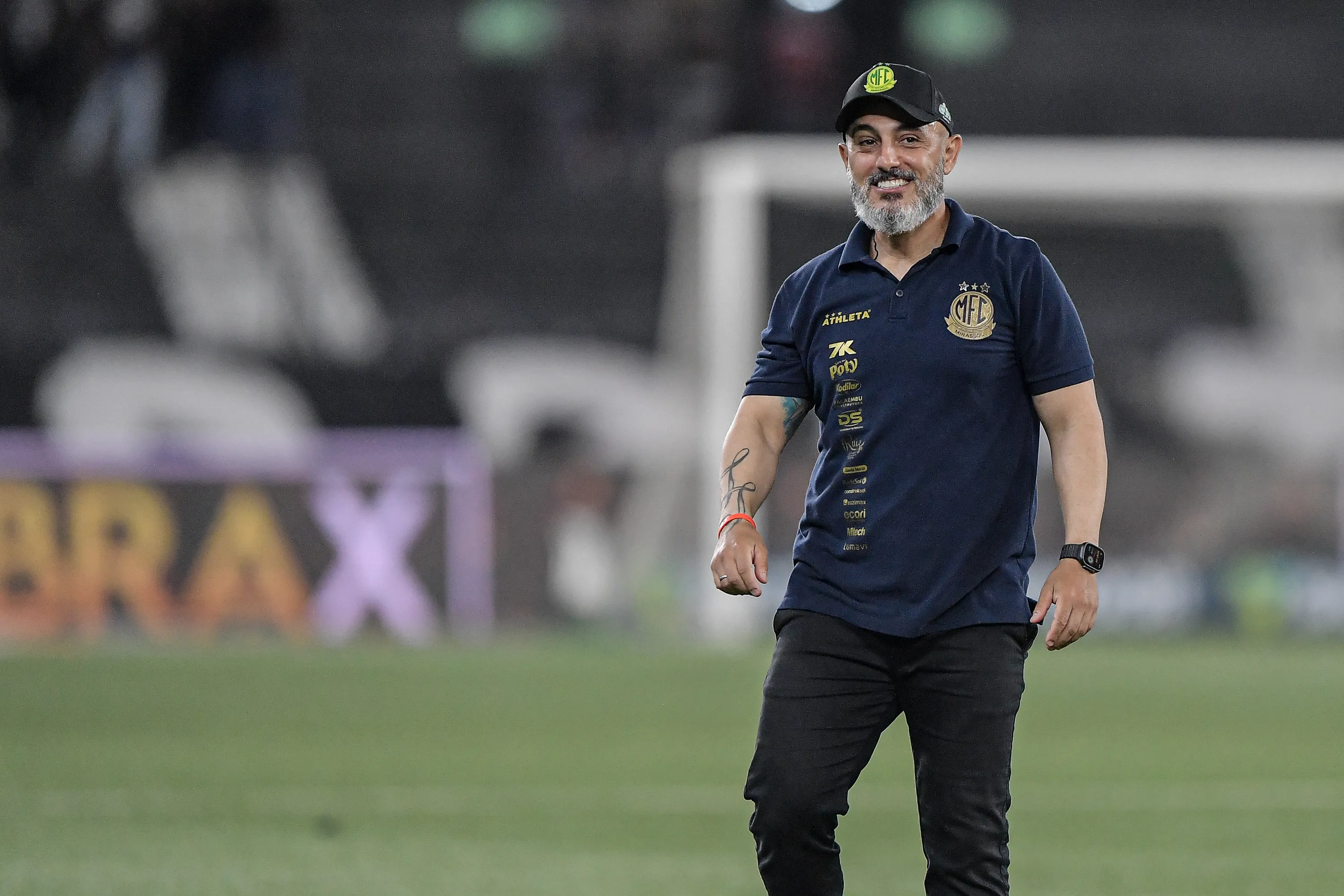RJ – RIO DE JANEIRO – 17/09/2025 – BRASILEIRO A 2025, BOTAFOGO X MIRASSOL – Rafael Guanaes tecnico do Mirassol durante partida contra o Botafogo no estadio Engenhao pelo campeonato Brasileiro A 2025. Foto: Thiago Ribeiro/AGIF