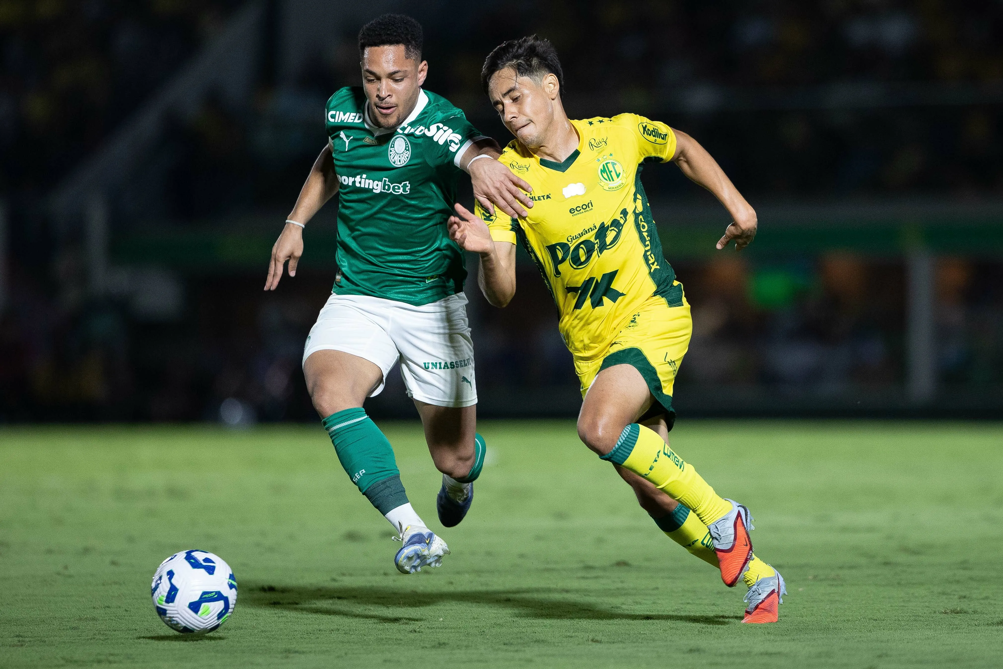 SP – MIRASSOL – 09/11/2025 – BRASILEIRO A 2025, MIRASSOL X PALMEIRAS – Vitor Roque jogador do Palmeiras durante partida contra o Mirassol no estadio Jose Maria de Campos Maia pelo campeonato Brasileiro A 2025. Foto: Joisel Amaral/AGIF