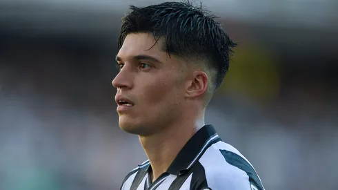 Joaquín Correa durante confronto contra o Santos no Campeonato Brasileiro de 2025.