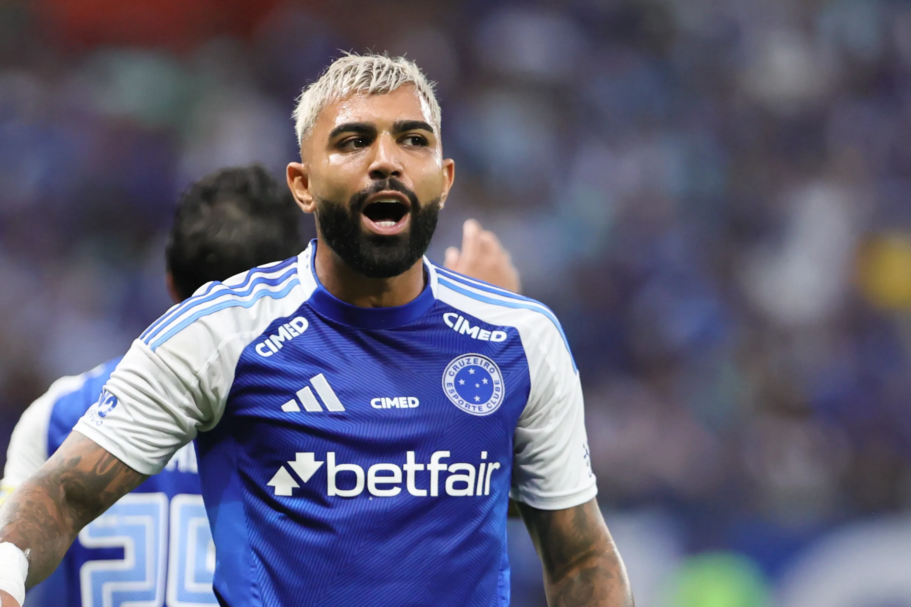 MG – BELO HORIZONTE – 09/11/2025 – BRASILEIRO A 2025, CRUZEIRO X FLUMINENSE – Gabriel Barbosa gabigol jogador do Cruzeiro reclama com a arbitragem durante partida contra o Fluminense no estadio Mineirao pelo campeonato Brasileiro A 2025. Foto: Gilson Lobo/AGIF