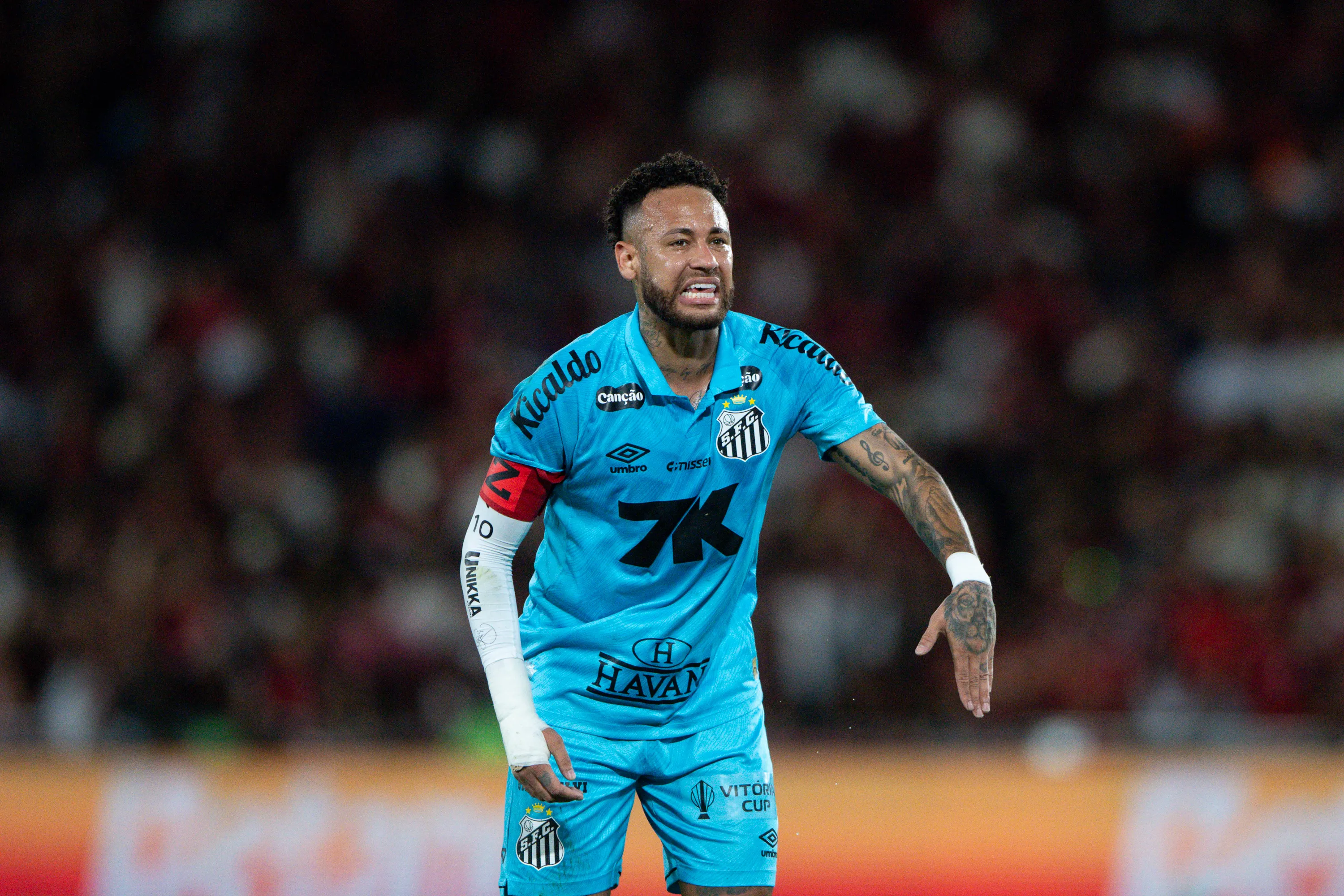 Neymar jogador do Santos durante partida contra o Flamengo no estadio Maracana pelo campeonato Brasileiro A 2025. Foto: Thiago Ribeiro/AGIF