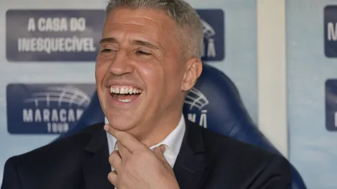 Hernán Crespo durante confronto contra o Flamengo no Campeonato Brasileiro de 2025. Foto: Thiago Ribeiro/AGIF