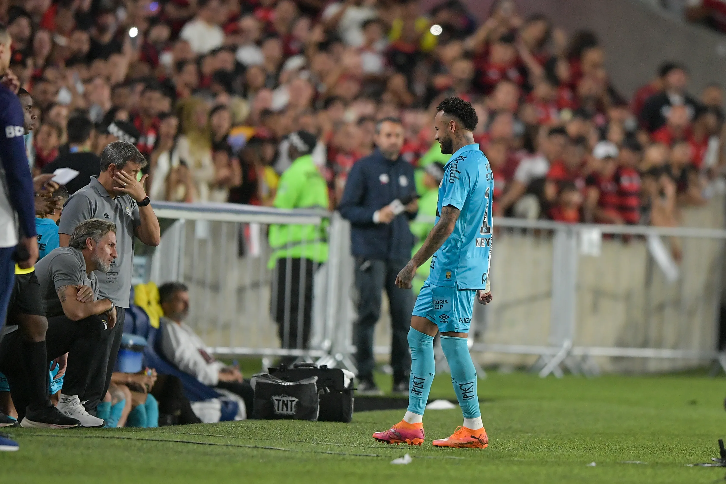 RJ – RIO DE JANEIRO – 09/11/2025 – BRASILEIRO A 2025, FLAMENGO X SANTOS – Neymar jogador do Santos durante partida contra o Flamengo no estadio Maracana pelo campeonato Brasileiro A 2025. Foto: Thiago Ribeiro/AGIF