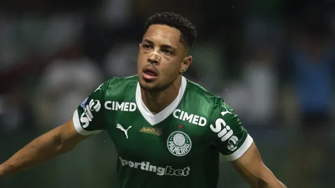 Vitor Roque jogador do Palmeiras comemora seu gol durante partida contra o Santos no estadio Arena Allianz Parque pelo campeonato Brasileiro A 2025. Foto: Anderson Romao/AGIF