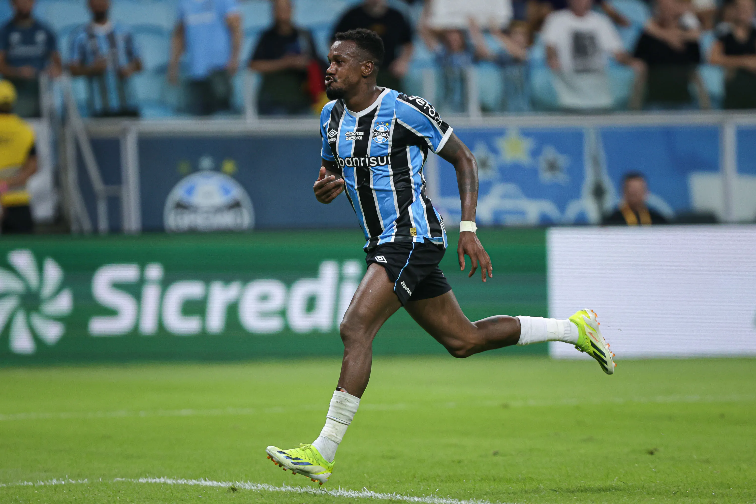Edenilson jogador do Grêmio comemora seu gol durante partida contra o Caxias – Foto: Maxi Franzoi/AGIF