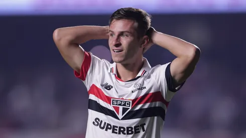Giuliano Galoppo jogador do Sao Paulo lamenta durante partida contra o Gremio no estadio Morumbi pelo campeonato Brasileiro A 2024. Foto: Ettore Chiereguini/AGIF