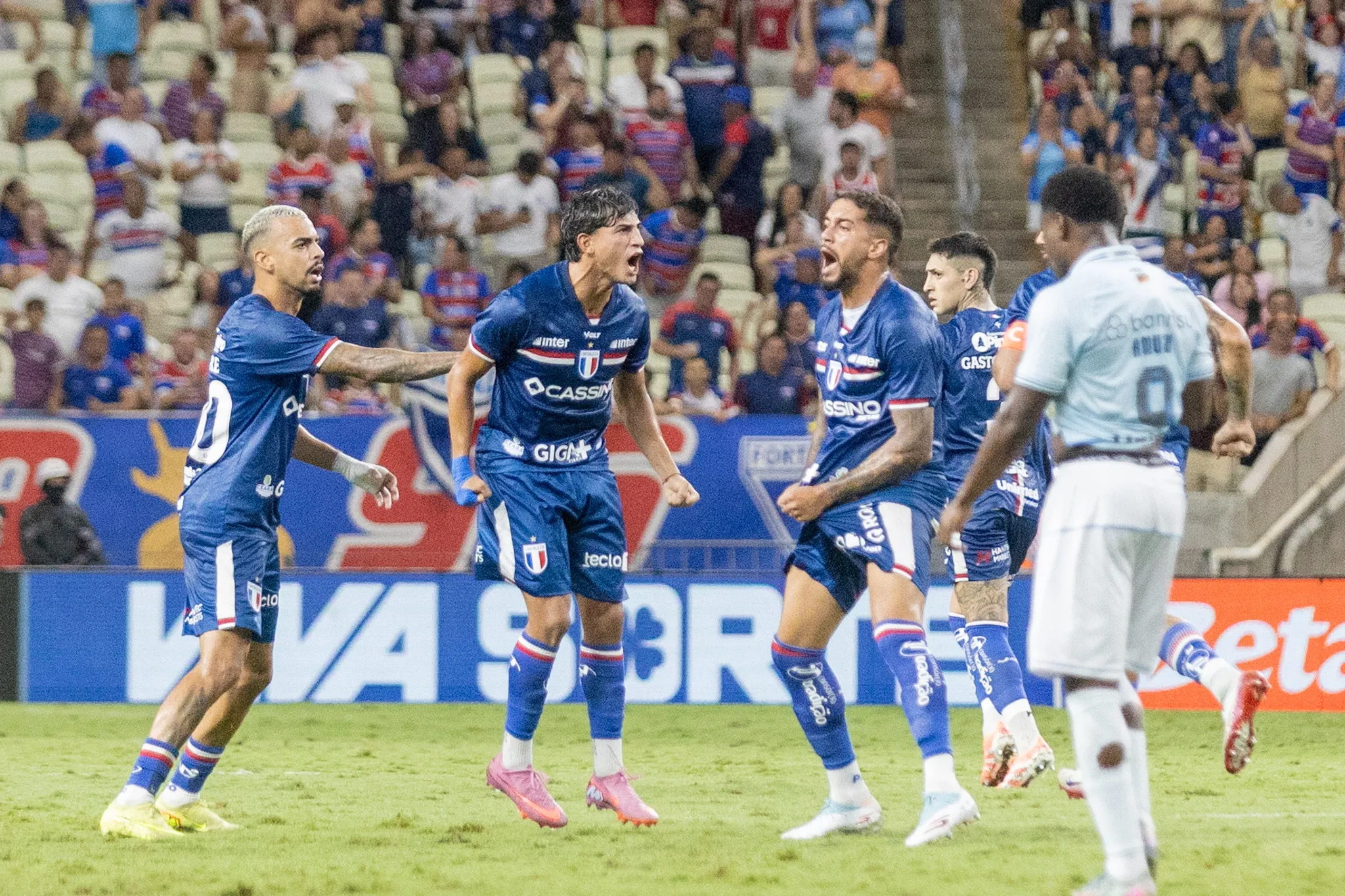 Mateus Pereira jogador do Fortaleza comemora seu gol durante partida contra o Gremio no estadio Arena Castelao pelo campeonato Brasileiro A 2025. Foto: Lucas Emanuel/AGIF