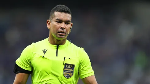 O arbitro Jefferson Ferreira de Moraes durante partida entre Cruzeiro e Vitoria no estadio Mineirao pelo campeonato Brasileiro A 2025. Foto: Gilson Lobo/AGIF