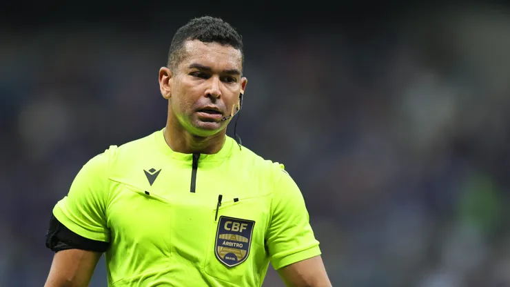 O arbitro Jefferson Ferreira de Moraes durante partida entre Cruzeiro e Vitoria no estadio Mineirao pelo campeonato Brasileiro A 2025. Foto: Gilson Lobo/AGIF