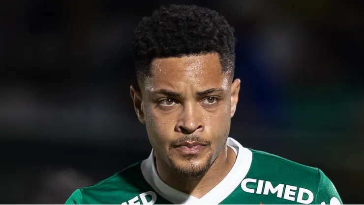 Vitor Roque pode ser envolvido em polêmica de Palmeiras e Flamengo.