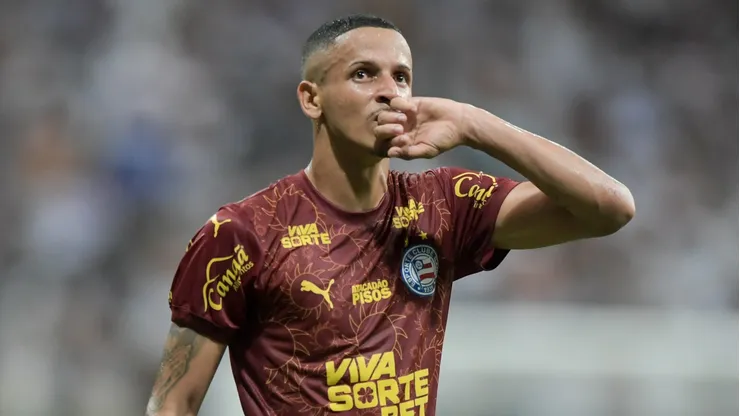Luciano Juba durante partida contra o Bragantino no Campeonato Brasileiro de 2025.