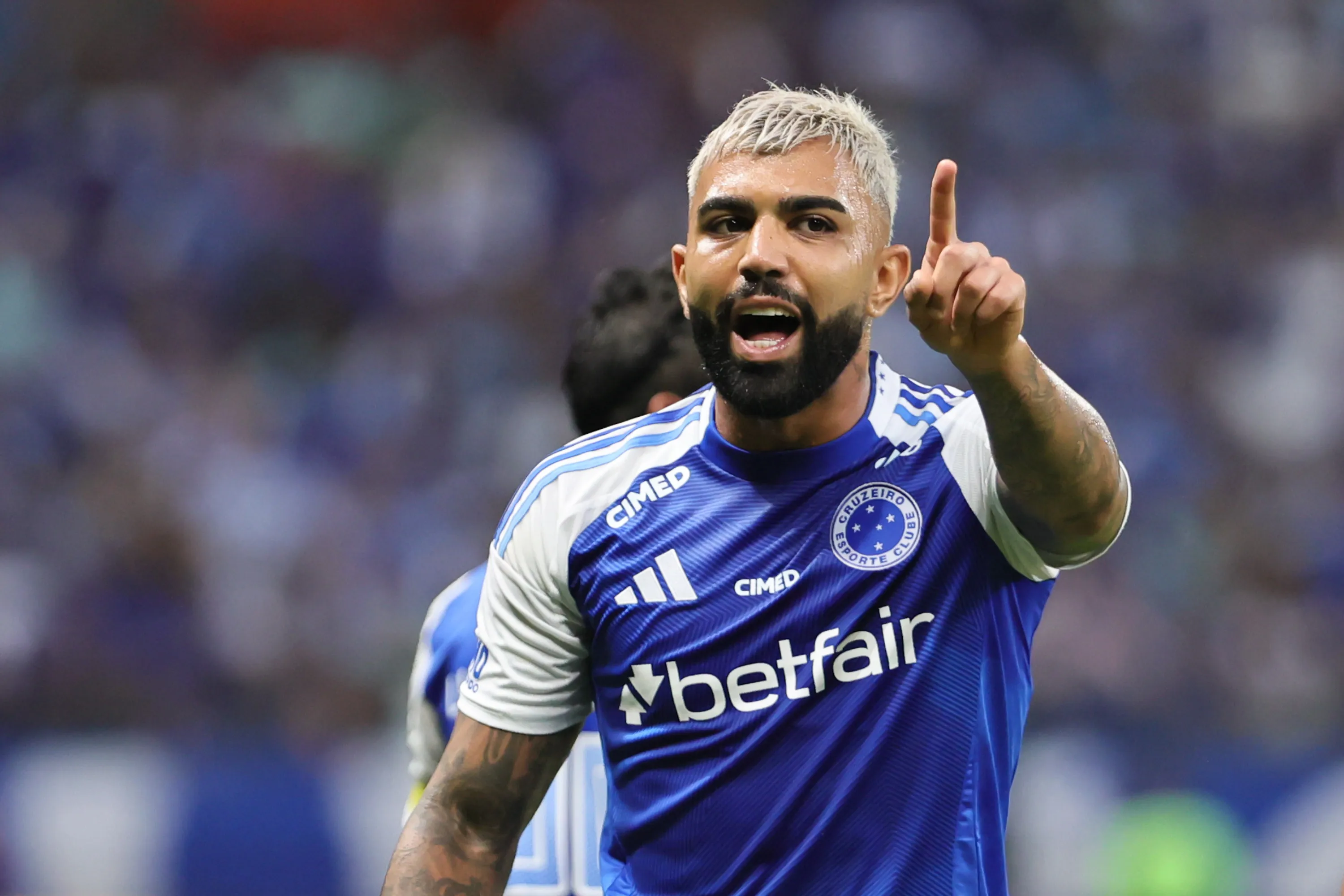 MG – BELO HORIZONTE – 09/11/2025 – BRASILEIRO A 2025, CRUZEIRO X FLUMINENSE – Gabriel Barbosa gabigol jogador do Cruzeiro reclama com a arbitragem durante partida contra o Fluminense no estadio Mineirao pelo campeonato Brasileiro A 2025. Foto: Gilson Lobo/AGIF