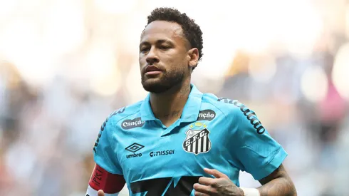 Neymar jogador do Santos durante partida contra o Atletico-MG no estadio Arena MRV pelo campeonato Brasileiro A 2025. Foto: Gilson Lobo/AGIF