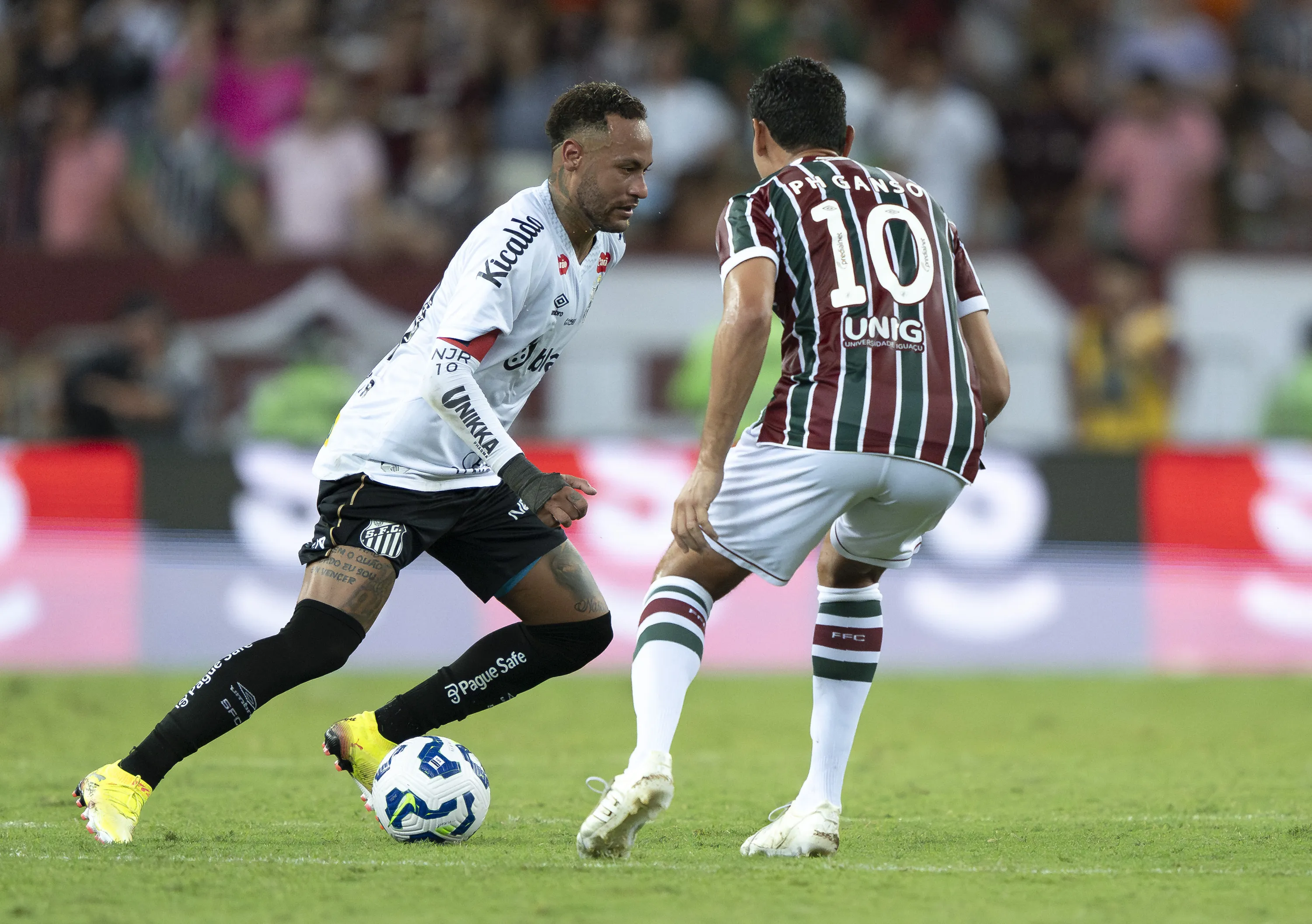 Neymar em ação contra o Fluminense pelo Santos. Foto: Jorge Rodrigues/AGIF