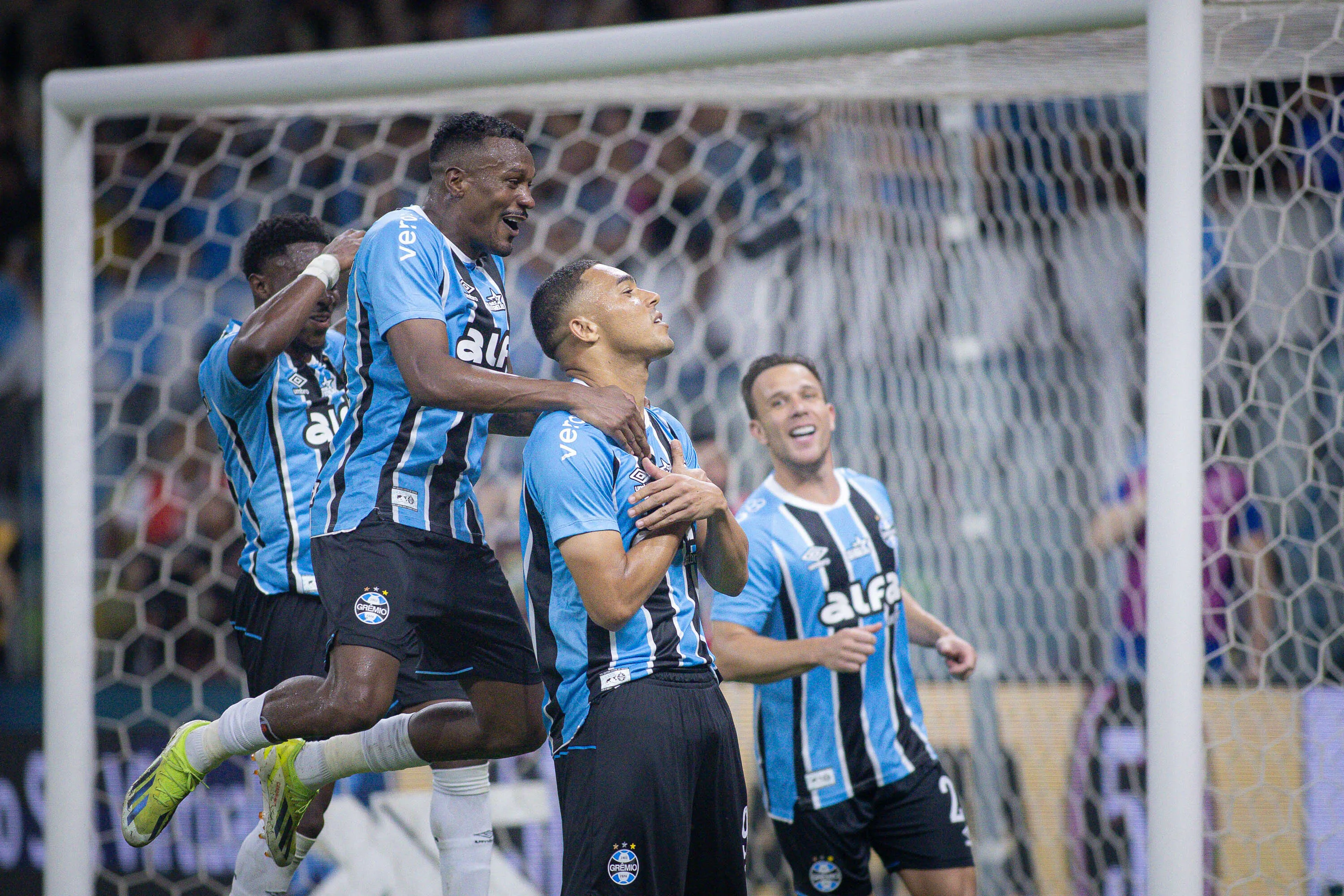 Carlos Vinicius jogador do Gremio comemora seu gol com jogadores do seu time durante partida contra o Sao Paulo no estadio Arena do Gremio pelo campeonato Brasileiro A 2025. Foto: Maxi Franzoi/AGIF