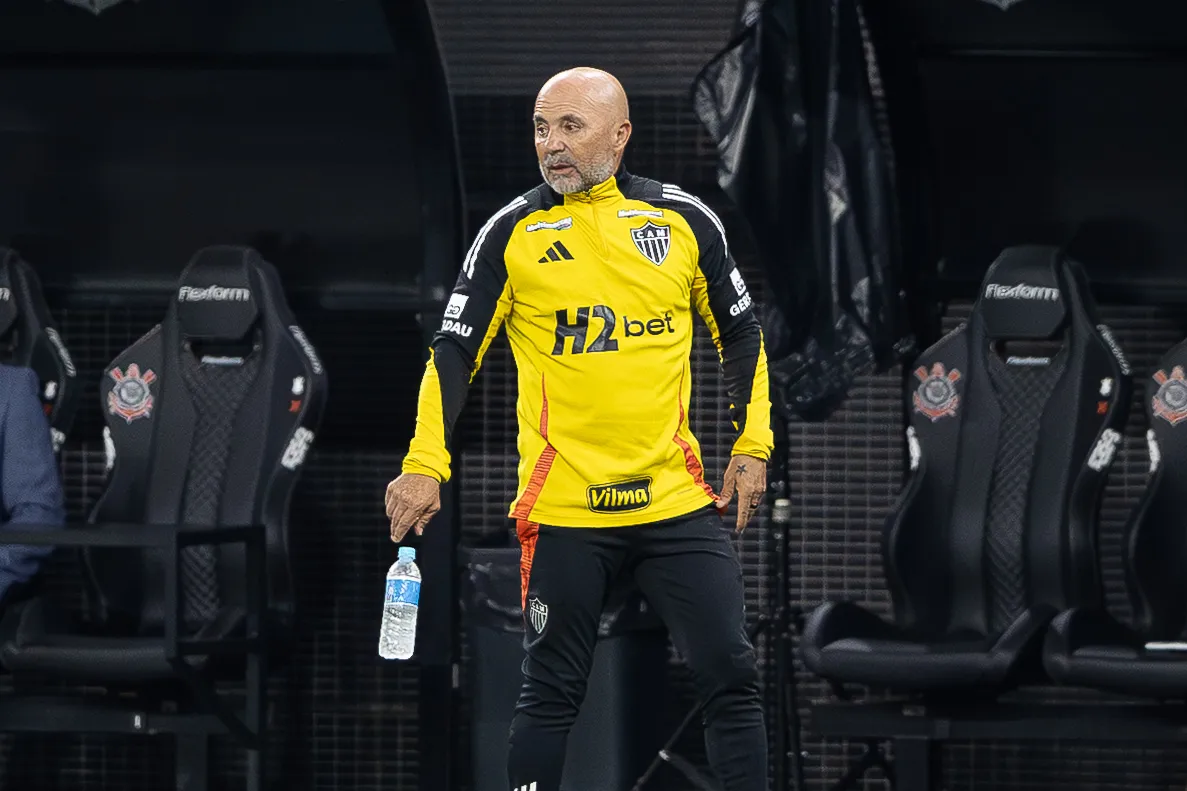 SP – SAO PAULO – 18/10/2025 – BRASILEIRO A 2025, CORINTHIANS X ATLETICO-MG – Jorge Sampaoli tecnico do Atletico-MG durante partida contra o Corinthians no estadio Arena Corinthians pelo campeonato Brasileiro A 2025. Foto: Joisel Amaral/AGIF