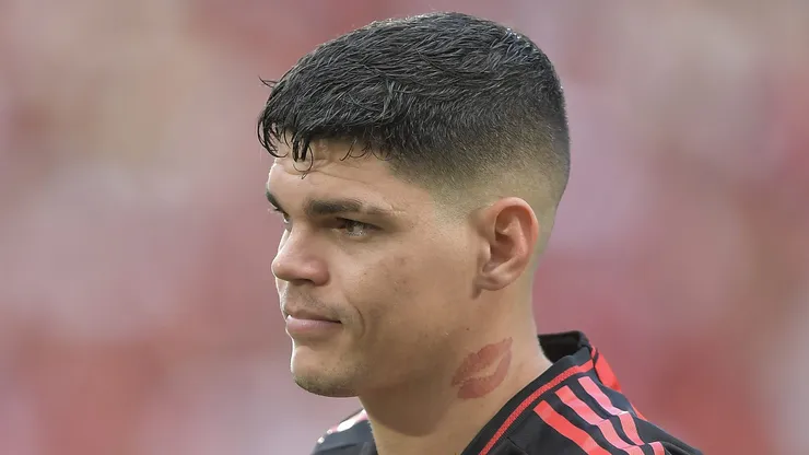 Ayrton Lucas prega foco no Flamengo na reta final de 2025