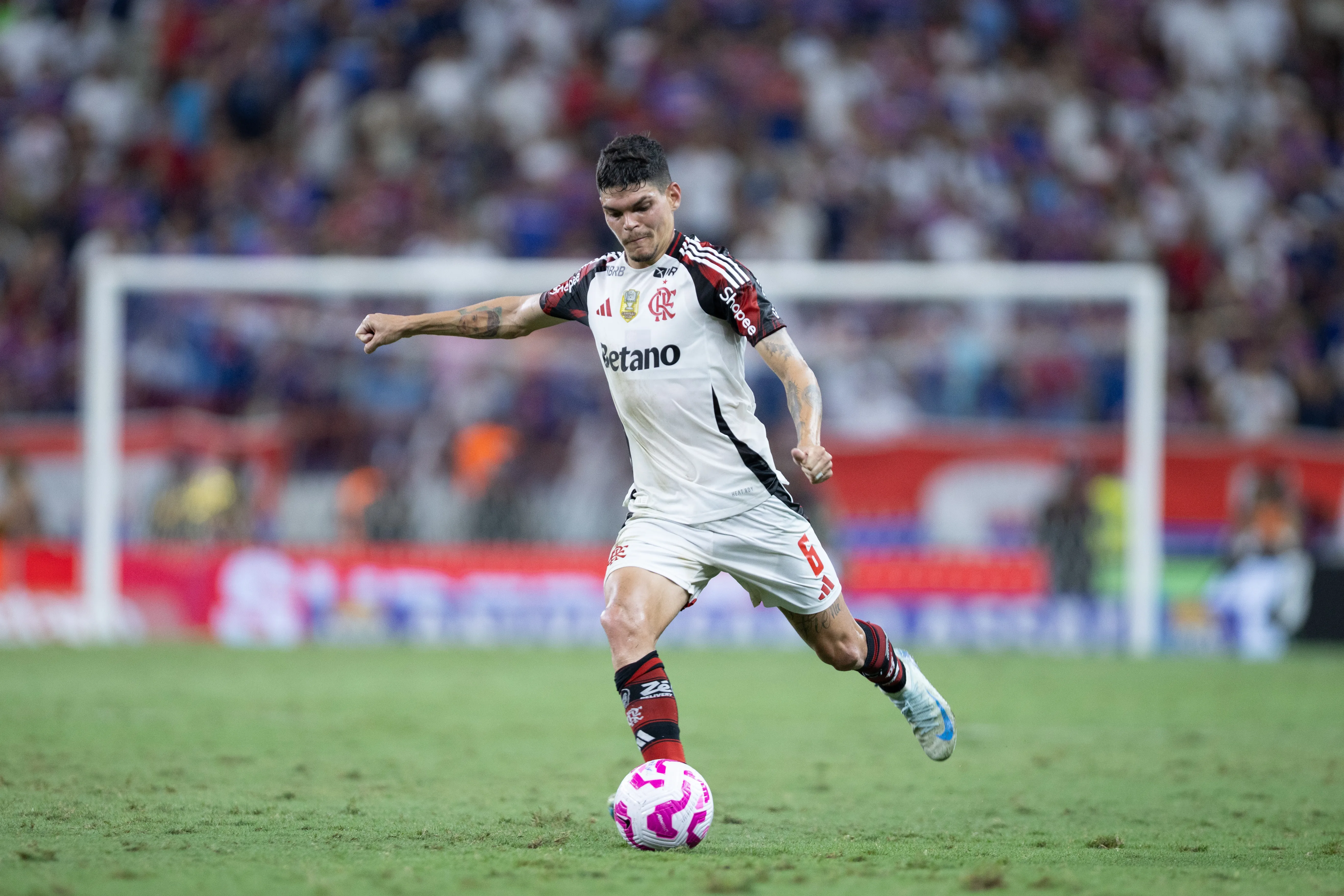 Ayrton Lucas jogador do Flamengo durante partida contra o Fortaleza no estadio Arena Castelao pelo campeonato Brasileiro A 2025. Foto: Baggio Rodrigues/AGIF