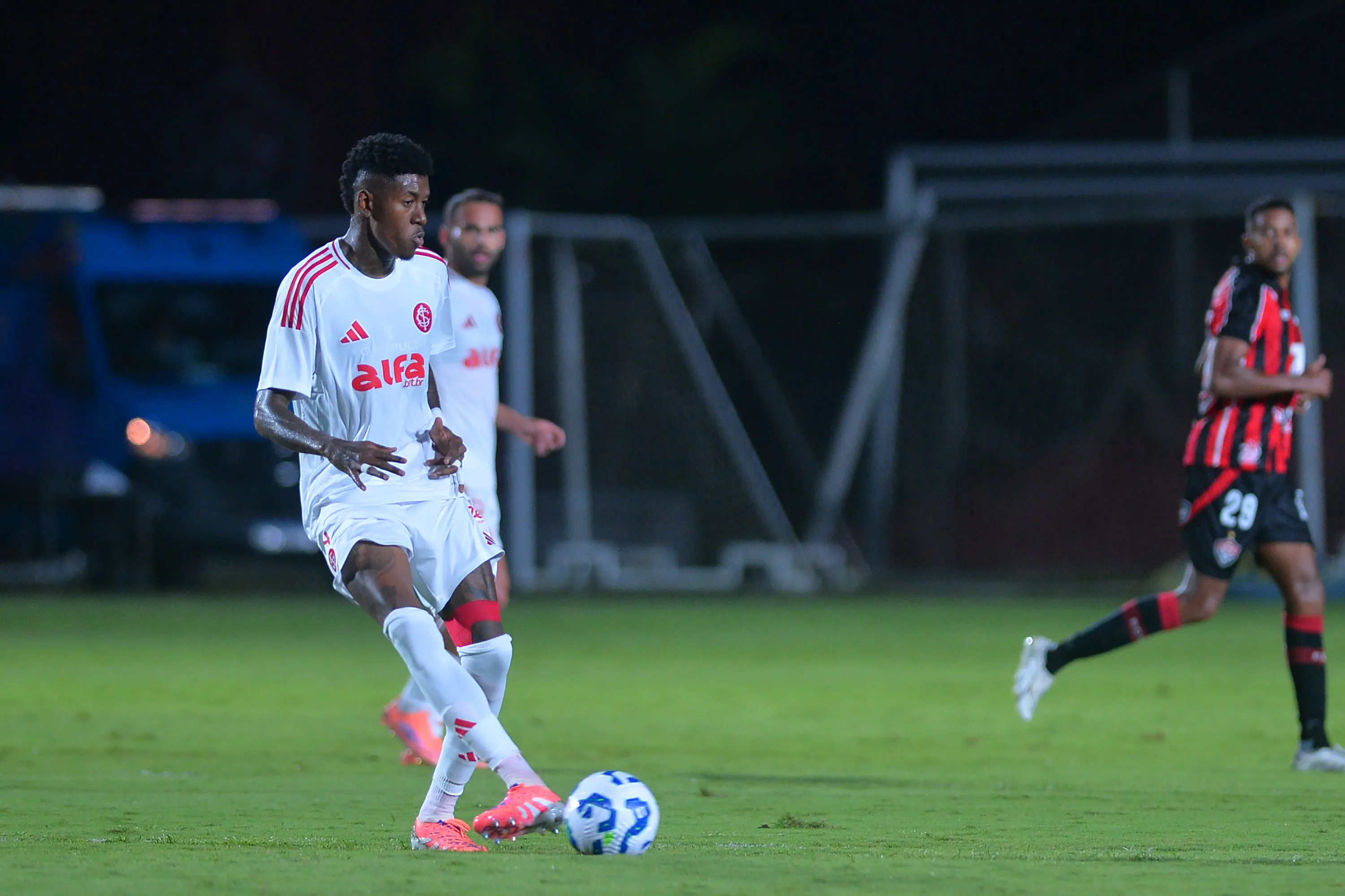 BA – SALVADOR – 05/11/2025 – BRASILEIRO A 2025, VITORIA X INTERNACIONAL – Vitao jogador do Internacional durante partida contra o Vitoria no estadio Barradao pelo campeonato Brasileiro A 2025. Foto: Walmir Cirne/AGIF
