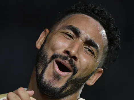 Payet é ovacionado pelo público em evento beneficente na França