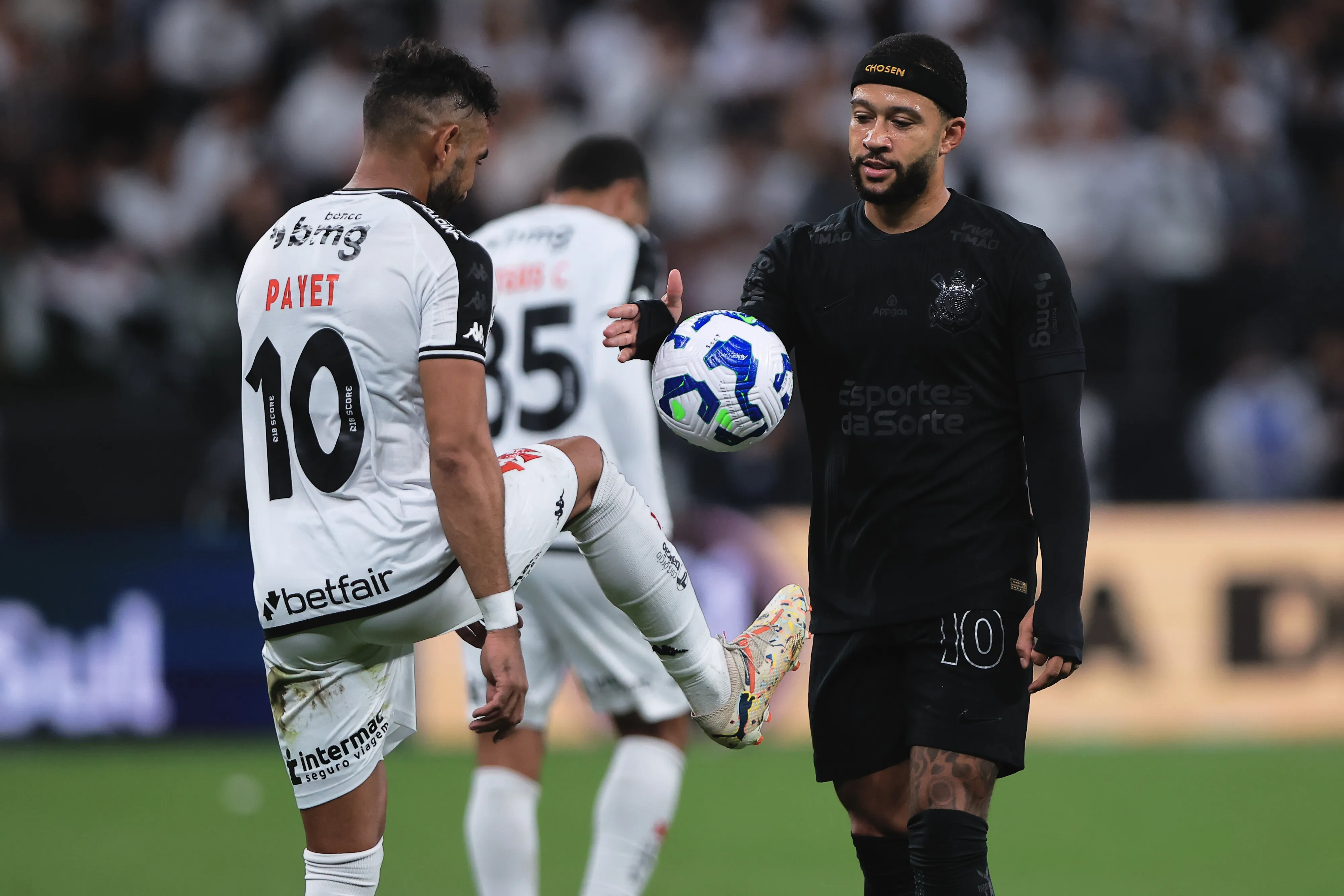 Memphis Depay jogador do Corinthians cumprimenta Payet jogador do Vasco durante partida no estadio Arena Corinthians pelo campeonato Brasileiro A 2025. Foto: Ettore Chiereguini/AGIF