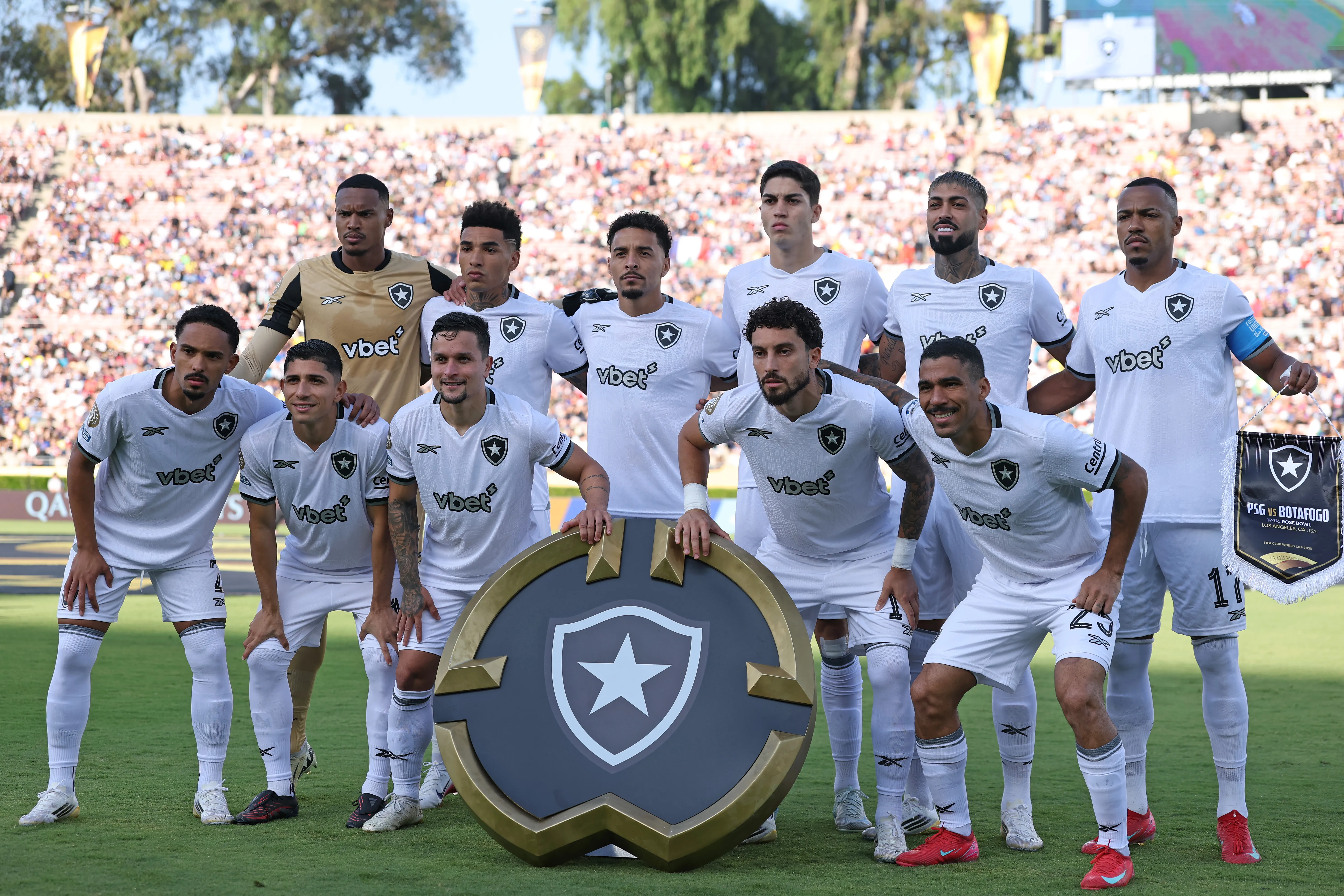 PASADENA, CALIFORNIA – JUNE 19: Players of Botafogo pose for a team photograph prior to the FIFA Club World Cup 2025 group B match between Paris Saint-Germain FC and Botafogo FR at Rose Bowl Stadium on June 19, 2025 in Pasadena, California. (Photo by Stu Forster/Getty Images)